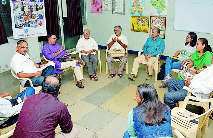 Restraining farmers behind the groundwater law | भूजल कायद्याच्या आड शेतकऱ्यांवर बंधने