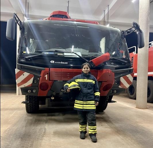 disha became the country first woman firefighter to drive a crash fire tender in goa | गोव्याची दिशा बनली क्रॅश फायर टेंडर चालवणारी देशातील पहिली महिला फायरफाईटर