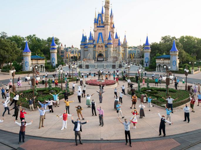 Disney to lay off 28,000 theme park employees in US | कोरोनाचा फटका! डिस्नेचा मोठा निर्णय, थीम पार्कमधील २८ हजार कर्मचाऱ्यांची होणार कपात Disney to lay off 28,000 theme park employees in US | कोरोनाचा फटका! डिस्नेचा मोठा निर्णय, थीम पार्कमधील २८ हजार कर्मचाऱ्यांची होणार कपात