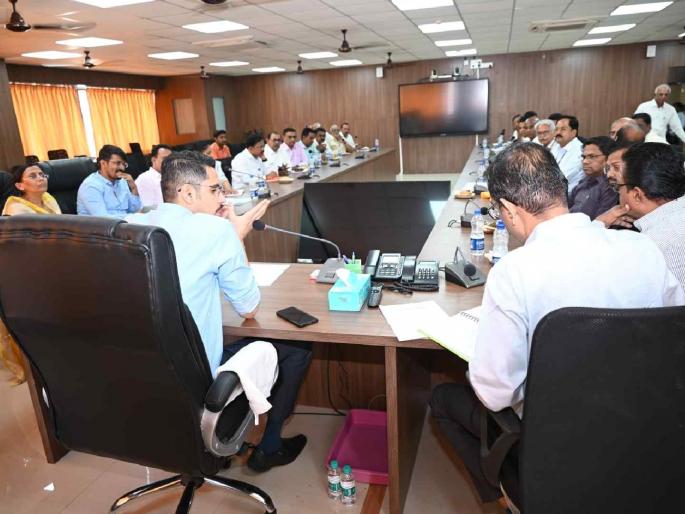 District Magistrate on action mode to increase voting percentage; Meeting of businessmen, entrepreneurs! | मतदानाची टक्केवारी वाढविण्यासाठी जिल्हाधिकारी ॲक्शन मोडवर; व्यापारी, उद्योजकांची बैठक! District Magistrate on action mode to increase voting percentage; Meeting of businessmen, entrepreneurs! | मतदानाची टक्केवारी वाढविण्यासाठी जिल्हाधिकारी ॲक्शन मोडवर; व्यापारी, उद्योजकांची बैठक!