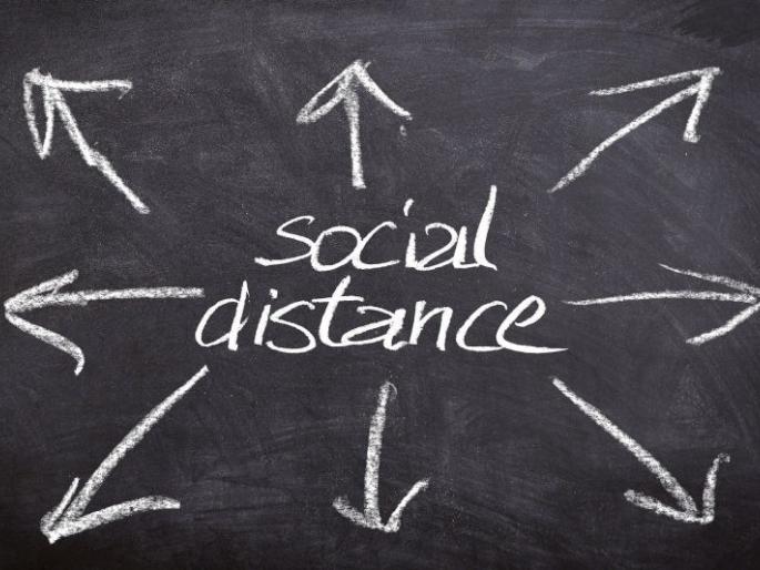 Corona training itself failed in 'social distancing' | कोरोना प्रशिक्षणातच ‘सोशल डिस्टन्सिंग’चा फज्जा Corona training itself failed in 'social distancing' | कोरोना प्रशिक्षणातच ‘सोशल डिस्टन्सिंग’चा फज्जा