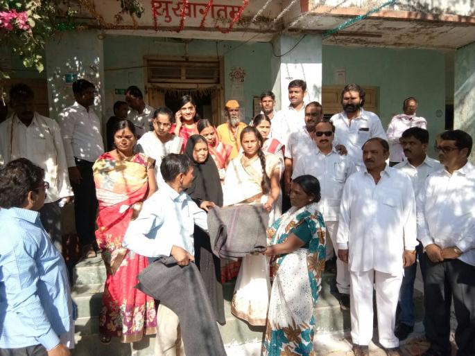 Distribution of soft blankets to 90 benifishiary malegaon | मालेगावात रमाई घरकुलच्या ९० लाभार्थींना उबदार चादरींचे वाटप! Distribution of soft blankets to 90 benifishiary malegaon | मालेगावात रमाई घरकुलच्या ९० लाभार्थींना उबदार चादरींचे वाटप!