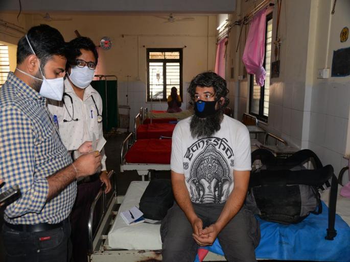 district administration provide shelter to the tourist | फ्रान्सच्या पर्यटकाच्या जळगावातील ‘संचारा’ने तारांबळ, पोलीस, जिल्हा प्रशासनाने दिला आसरा district administration provide shelter to the tourist | फ्रान्सच्या पर्यटकाच्या जळगावातील ‘संचारा’ने तारांबळ, पोलीस, जिल्हा प्रशासनाने दिला आसरा