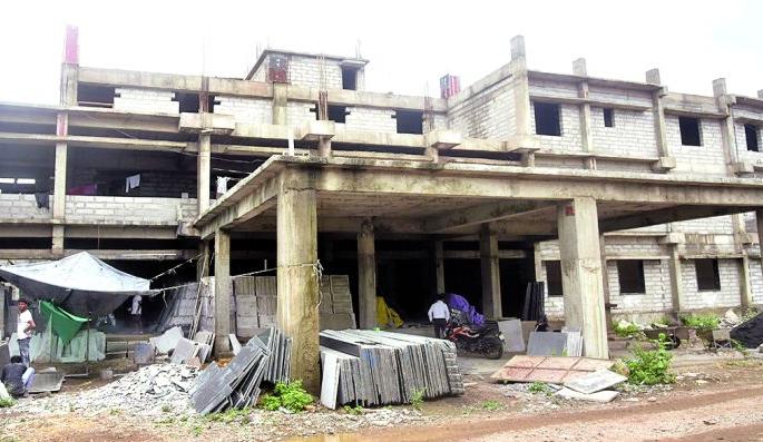 Even after six years, the construction of the district hospital is still incomplete | सहा वर्षानंतरही जिल्हा रुग्णालयाचे बांधकाम अपूर्णच Even after six years, the construction of the district hospital is still incomplete | सहा वर्षानंतरही जिल्हा रुग्णालयाचे बांधकाम अपूर्णच