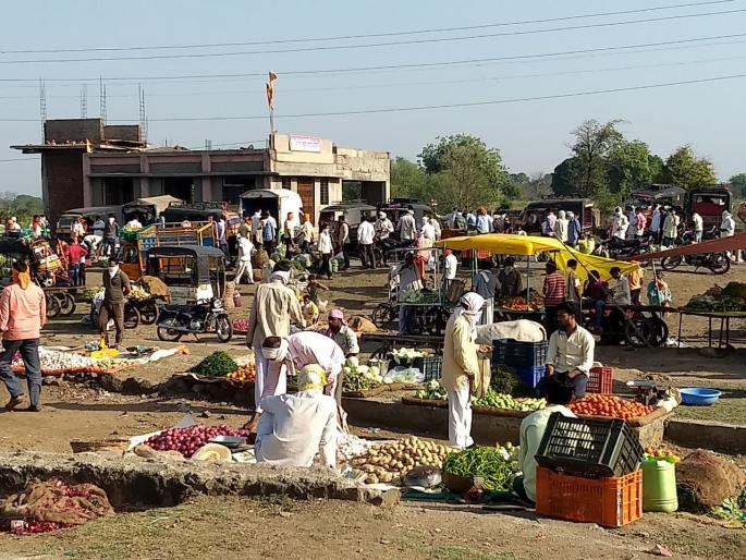Washim: Fiasco of 'social distance' in Washim | वाशिम : 'सोशल डिस्टन्सिंग'चे तीनतेरा Washim: Fiasco of 'social distance' in Washim | वाशिम : 'सोशल डिस्टन्सिंग'चे तीनतेरा