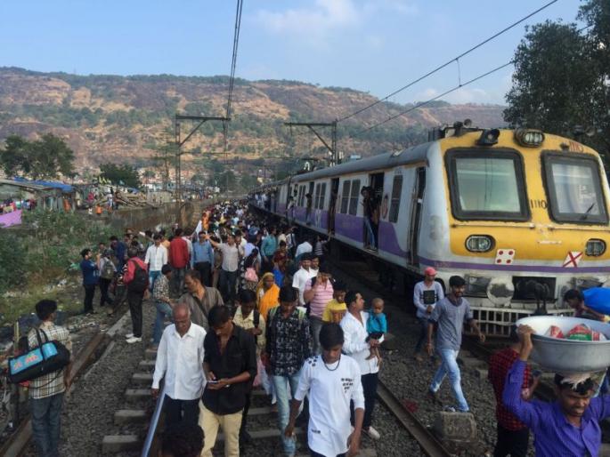 Derailment of one freight coach near diva railway station | दिवा स्टेशनजवळ मालगाडीचा डबा घसरला, ‘पिक अव्हर’मधील लोकल फे-यांवर परिणाम Derailment of one freight coach near diva railway station | दिवा स्टेशनजवळ मालगाडीचा डबा घसरला, ‘पिक अव्हर’मधील लोकल फे-यांवर परिणाम