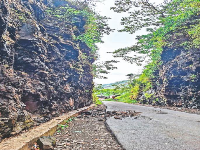 Traffic in Dudhiware Pass has become dangerous | दुधिवरे खिंडीतील वाहतूक बनली धोकादायक; खिंडीतील मातीचा भाग कोसळला, अरुंद रस्त्याची खड्डे पडून दुरवस्था Traffic in Dudhiware Pass has become dangerous | दुधिवरे खिंडीतील वाहतूक बनली धोकादायक; खिंडीतील मातीचा भाग कोसळला, अरुंद रस्त्याची खड्डे पडून दुरवस्था