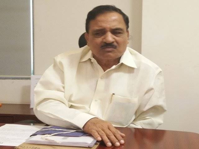 Farmers' anger over Diwakar Rawat who went to inspect farm damage | शेतीच्या नुकसानीची पाहणी करण्यासाठी गेलेल्या दिवाकर रावतेंवर ओढवला शेतकऱ्यांचा रोष Farmers' anger over Diwakar Rawat who went to inspect farm damage | शेतीच्या नुकसानीची पाहणी करण्यासाठी गेलेल्या दिवाकर रावतेंवर ओढवला शेतकऱ्यांचा रोष