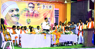 Shiv Sena stands firmly with farmers - Rao | शिवसेना शेतकर्यांच्या पाठीशी खंबीरपणे उभी आहे - रावते Shiv Sena stands firmly with farmers - Rao | शिवसेना शेतकर्यांच्या पाठीशी खंबीरपणे उभी आहे - रावते