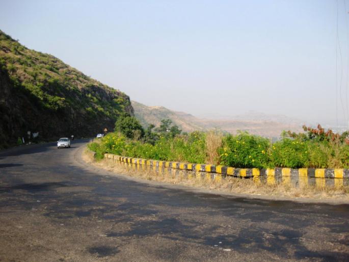 Husband and wife beaten by iron rod Incidents at Dive Ghat | सासरी निघालेल्या पती - पत्नीस लोखंडी रॉडने मारहाण; दिवे घाटातील घटना Husband and wife beaten by iron rod Incidents at Dive Ghat | सासरी निघालेल्या पती - पत्नीस लोखंडी रॉडने मारहाण; दिवे घाटातील घटना