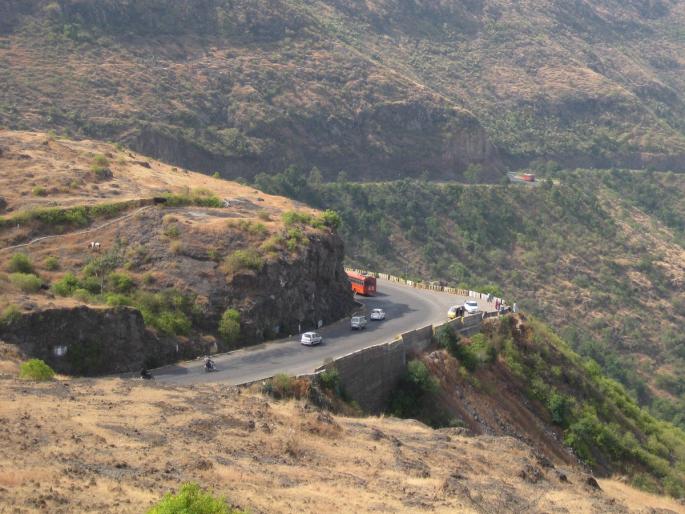 Thieves robbed youths who had visited Jejuri at Diwe Ghat, a midnight incident | जेजुरीला दर्शनाला गेलेल्या तरुणांना चोरट्यांनी दिवे घाटात लुटले, मध्यरात्रीची घटना Thieves robbed youths who had visited Jejuri at Diwe Ghat, a midnight incident | जेजुरीला दर्शनाला गेलेल्या तरुणांना चोरट्यांनी दिवे घाटात लुटले, मध्यरात्रीची घटना