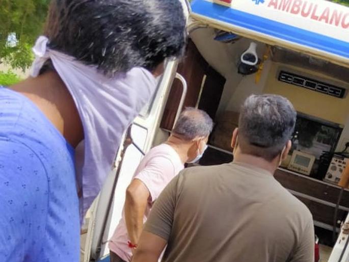 Handicaped Corona patient kept in the ambulance for two hours! | दिव्यांग कोरोना रुग्णाला दोन तास ठेवले रुग्णवाहिकेतच! Handicaped Corona patient kept in the ambulance for two hours! | दिव्यांग कोरोना रुग्णाला दोन तास ठेवले रुग्णवाहिकेतच!