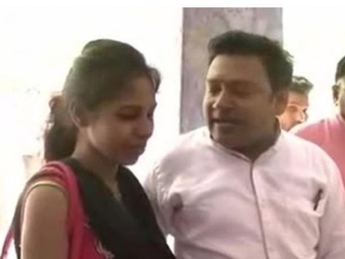 A man sings song for his wife who urge for divorce | घटस्फोट घेण्यासाठी पोहोचलेल्या पत्नीसाठी गायलं गाणं, कोर्टाच्या पायरीवर पुन्हा पटवलं A man sings song for his wife who urge for divorce | घटस्फोट घेण्यासाठी पोहोचलेल्या पत्नीसाठी गायलं गाणं, कोर्टाच्या पायरीवर पुन्हा पटवलं