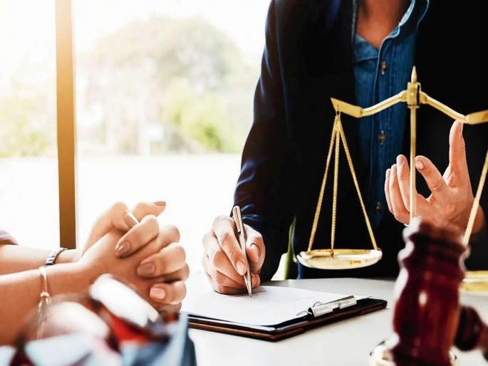 after eight years of marriage engineer husband start wearing saree and lipstick wife divorce, ghaziabad | साडी नेसतोय... लिपस्टिकही लावतोय..., इंजिनिअर पतीचे 'विचित्र' प्रकरण पोहोचले कोर्टात! after eight years of marriage engineer husband start wearing saree and lipstick wife divorce, ghaziabad | साडी नेसतोय... लिपस्टिकही लावतोय..., इंजिनिअर पतीचे 'विचित्र' प्रकरण पोहोचले कोर्टात!