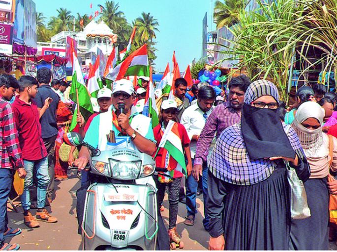 Solapur patriots are delivering a message of unity through the tricolor | सोलापूरचा राष्ट्रभक्त तिरंग्याद्वारे देतोय एकजुटीचा संदेश Solapur patriots are delivering a message of unity through the tricolor | सोलापूरचा राष्ट्रभक्त तिरंग्याद्वारे देतोय एकजुटीचा संदेश