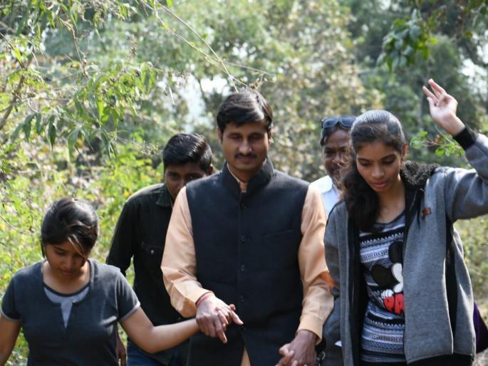 Power and Direction given to handicapped: Innovative programme of art gallery | दिव्यांगांना दिले बळ अन् दिशा: आर्ट गॅलरीच्या अभिनव प्रयोग 