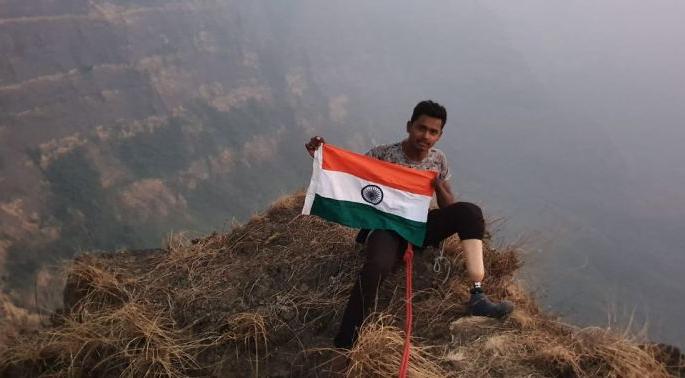 Dhiraj Kalsait of Akot furling Tricolour on Maunt Wanarling | अकोटच्या दिव्यांग धिरजने वानरलिंग सुळक्यावर फडकावला तिरंगा Dhiraj Kalsait of Akot furling Tricolour on Maunt Wanarling | अकोटच्या दिव्यांग धिरजने वानरलिंग सुळक्यावर फडकावला तिरंगा