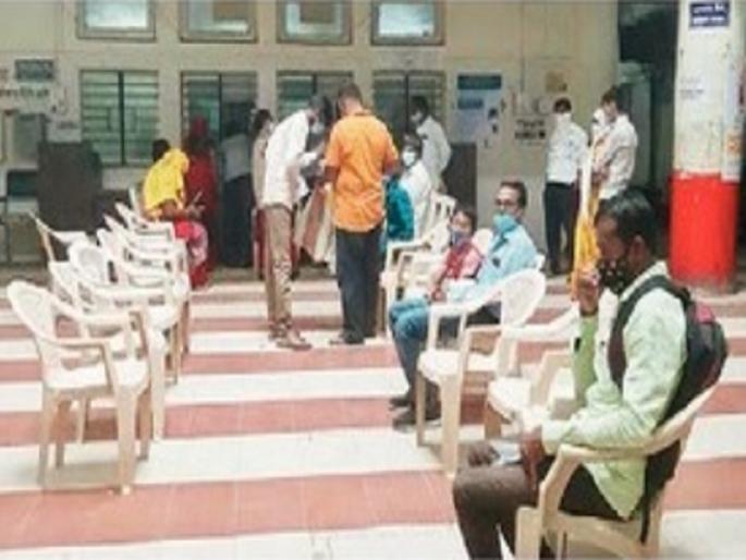 The struggle of the disabled has stopped, chairs for sitting in the district hospital and the registration also free | दिव्यांगांची फरफट थांबली, जिल्हा रुग्णालयात बसायला खुर्च्या अन् नोंदणीही मोफत