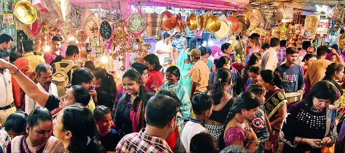 Nagpur's turnover of multi-billionaires on the occasion of Dhanteras: Many shops 'Housefull' | नागपुरात धनत्रयोदशीच्या मुहूर्तावर कोट्यवधींची उलाढाल : अनेक दुकाने ‘हाऊसफुल्ल’ Nagpur's turnover of multi-billionaires on the occasion of Dhanteras: Many shops 'Housefull' | नागपुरात धनत्रयोदशीच्या मुहूर्तावर कोट्यवधींची उलाढाल : अनेक दुकाने ‘हाऊसफुल्ल’