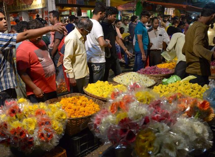 Crowd in shopping market for Diwali in Nagpur | नागपुरात दिवाळी खरेदीसाठी बाजारपेठात झुंबड Crowd in shopping market for Diwali in Nagpur | नागपुरात दिवाळी खरेदीसाठी बाजारपेठात झुंबड