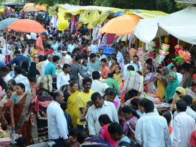 Diwali market 'Housefull' during drought situation | दुष्काळी परिस्थितीतही दिवाळीचा बाजार ‘हाऊसफुल्ल’ Diwali market 'Housefull' during drought situation | दुष्काळी परिस्थितीतही दिवाळीचा बाजार ‘हाऊसफुल्ल’