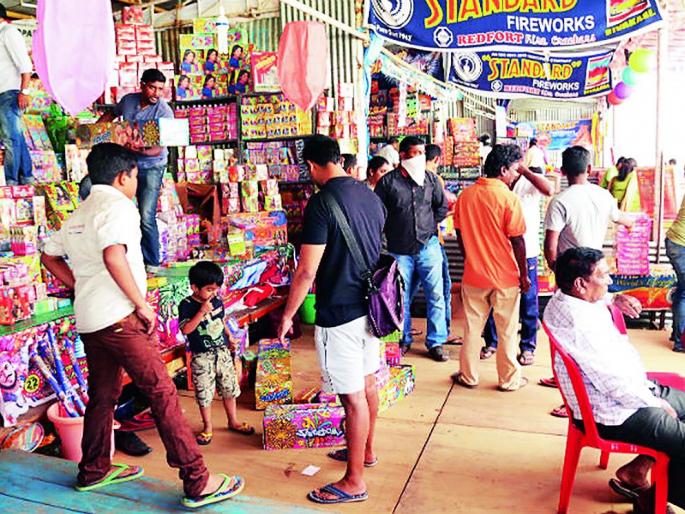 Traditional and green fireworks in Nagpur | नागपुरात पारंपरिक आणि ग्रीन फटाक्यांची आतषबाजी Traditional and green fireworks in Nagpur | नागपुरात पारंपरिक आणि ग्रीन फटाक्यांची आतषबाजी