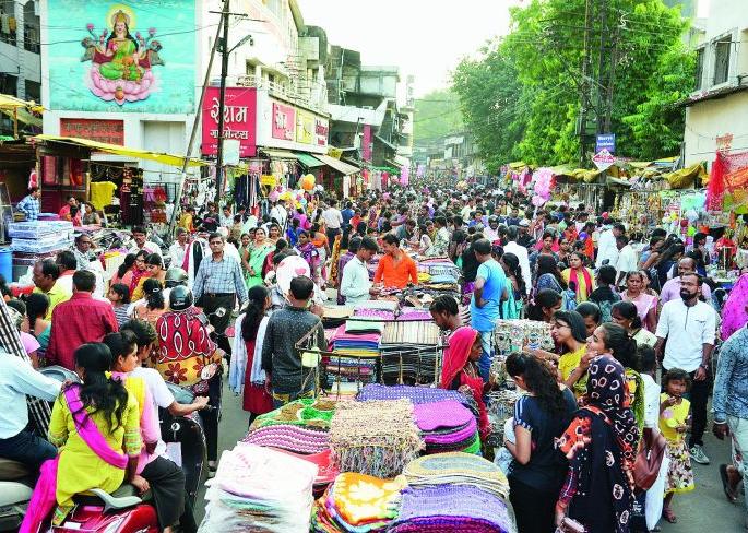 Diwali turnover in Nagpur at Rs 500 crore: huge crowd of buyers | नागपुरात दिवाळीची उलाढाल ५०० कोटींवर : खरेदीदारांची प्रचंड गर्दी Diwali turnover in Nagpur at Rs 500 crore: huge crowd of buyers | नागपुरात दिवाळीची उलाढाल ५०० कोटींवर : खरेदीदारांची प्रचंड गर्दी