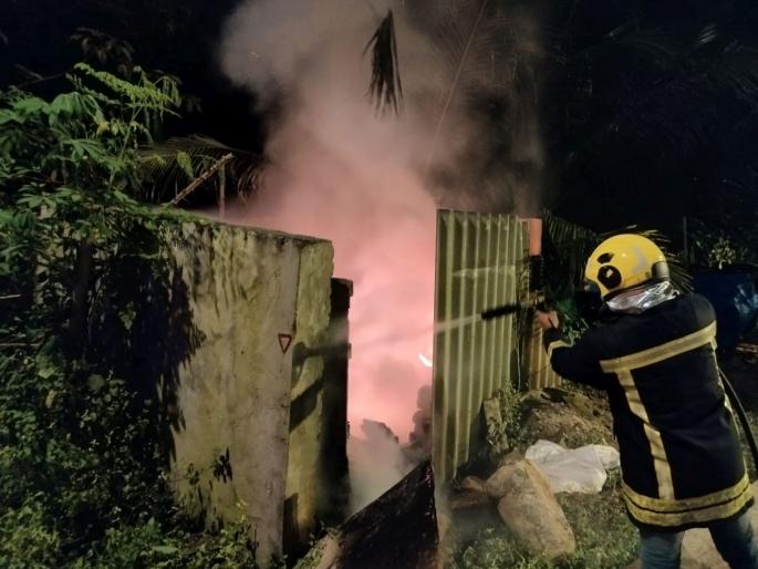 Firecrackers were bursting in Mira Bhayandar till dawn, air polluted due to pollution; 22 fire incidents in two days | मीरा भाईंदरमध्ये पहाटेपर्यंत फोडले जात होते फटाके, प्रदूषणा मुळे हवा दुषित; दोन दिवसात २२ ठिकाणी आगीच्या घटना Firecrackers were bursting in Mira Bhayandar till dawn, air polluted due to pollution; 22 fire incidents in two days | मीरा भाईंदरमध्ये पहाटेपर्यंत फोडले जात होते फटाके, प्रदूषणा मुळे हवा दुषित; दोन दिवसात २२ ठिकाणी आगीच्या घटना