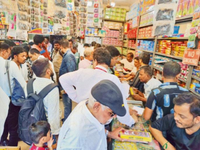 Inflationary 'fireworks' during Diwali; Prices of firecrackers increased by 20 to 25 percent | Diwali 2025: दिवाळीत महागाईची ‘आतषबाजी’; फटाक्यांचे दर २० ते २५ टक्क्यांनी वाढले Inflationary 'fireworks' during Diwali; Prices of firecrackers increased by 20 to 25 percent | Diwali 2025: दिवाळीत महागाईची ‘आतषबाजी’; फटाक्यांचे दर २० ते २५ टक्क्यांनी वाढले
