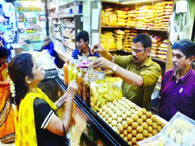 GST percentages, scary, crisp; Savarkar, Horticulture Co-ordinator in the Central Government, which offers cheaper Khakra | जीएसटीच्या टक्केवारीने कुरतडला खमंग, खुसखुशीत फराळ ; खाकरा स्वस्त करणा-या केंद्र सरकारवर बचत गट, गृहउद्योगांची आगपाखड GST percentages, scary, crisp; Savarkar, Horticulture Co-ordinator in the Central Government, which offers cheaper Khakra | जीएसटीच्या टक्केवारीने कुरतडला खमंग, खुसखुशीत फराळ ; खाकरा स्वस्त करणा-या केंद्र सरकारवर बचत गट, गृहउद्योगांची आगपाखड