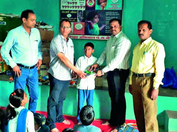 Wankhite celebrated Diwali in Mehkar | मेहकरमध्ये वंचितांची दिवाळी साजरी Wankhite celebrated Diwali in Mehkar | मेहकरमध्ये वंचितांची दिवाळी साजरी