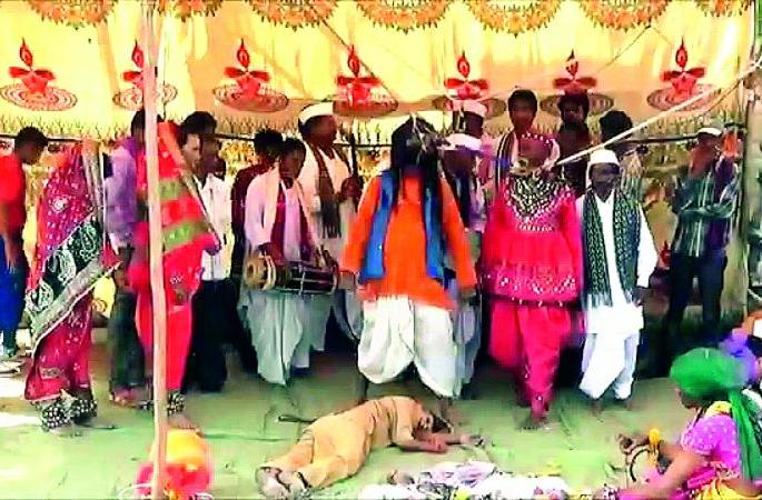 Diwali of folk artists gone in the dark | अंधारातच गेली लोककलावंतांची दिवाळी Diwali of folk artists gone in the dark | अंधारातच गेली लोककलावंतांची दिवाळी