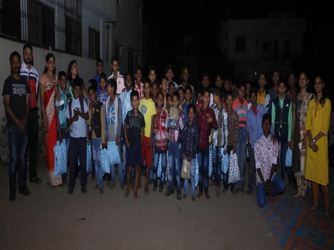 On the occasion of Diwali, a new gift for the orphans from the youths and clothes | दिवाळीनिमित्त युवकांकडून अनाथांना नवे कपडे आणि फटक्यांची भेट On the occasion of Diwali, a new gift for the orphans from the youths and clothes | दिवाळीनिमित्त युवकांकडून अनाथांना नवे कपडे आणि फटक्यांची भेट