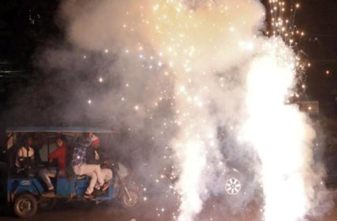 The firecrackers polluted the air in Nagpur city | फटाक्यांमुळे नागपूर शहरातील हवा प्रदूषित झाली The firecrackers polluted the air in Nagpur city | फटाक्यांमुळे नागपूर शहरातील हवा प्रदूषित झाली
