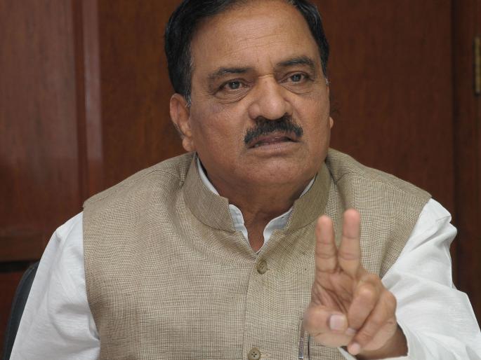 Facing the angry rage of the angry Shiv Sainiks, the transport minister | परिवहन मंत्री दिवाकर रावते चर्चा न करताच निघाल्याने शिवसैनिकांचा संताप