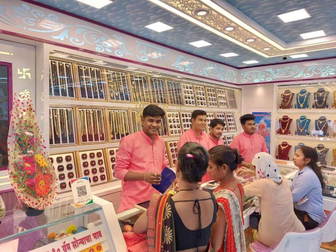 On the occasion of Diwali, the procession of buyers in the bazaar; A turnover of crores | दिवाळीनिमित्त बाजारपेठेत खरेदीदारांची रेलचेल; कोट्यवधीची उलाढाल On the occasion of Diwali, the procession of buyers in the bazaar; A turnover of crores | दिवाळीनिमित्त बाजारपेठेत खरेदीदारांची रेलचेल; कोट्यवधीची उलाढाल