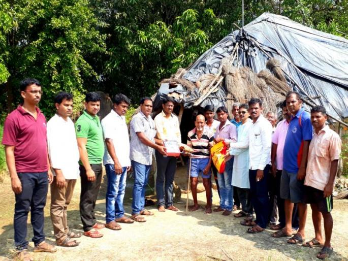 'Diwali gift' of faral and clothes; Determination of the house of the villagers with the help of villagers | फराळ अन् कपड्यांची 'दिवाळी भेट'; ग्रामस्थांच्या साथीने पक्क्या घराचा निर्धार 'Diwali gift' of faral and clothes; Determination of the house of the villagers with the help of villagers | फराळ अन् कपड्यांची 'दिवाळी भेट'; ग्रामस्थांच्या साथीने पक्क्या घराचा निर्धार