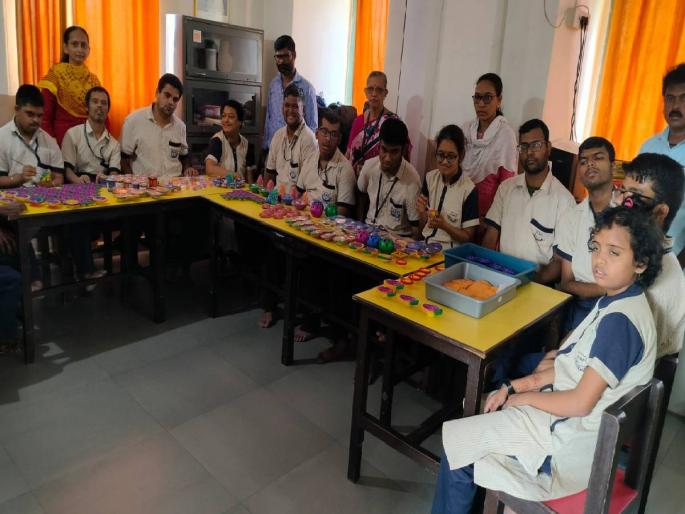 Beautiful, attractive bracelets made by special children | विशेष मुलांनी बनविल्या सुंदर, आकर्षक पणत्या Beautiful, attractive bracelets made by special children | विशेष मुलांनी बनविल्या सुंदर, आकर्षक पणत्या