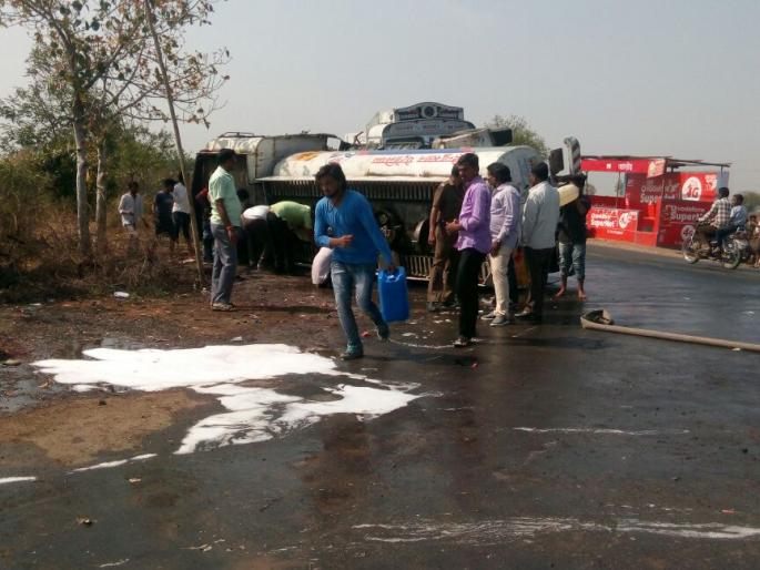 Petrol tanker turn over Akola-Akot route; Hundreds of liters of petrol on the streets | अकोला-अकोट मार्गावर पेट्रोलचा टँकर उलटला; शेकडो लिटर पेट्रोल रस्त्यावर Petrol tanker turn over Akola-Akot route; Hundreds of liters of petrol on the streets | अकोला-अकोट मार्गावर पेट्रोलचा टँकर उलटला; शेकडो लिटर पेट्रोल रस्त्यावर