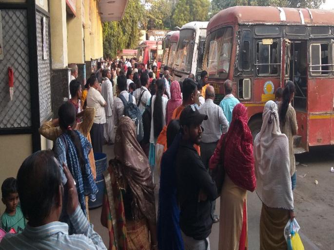 A total of 332 buses are also restarts running from eight depots in Nagpur district after maratha reservation chaos | आंदोलनामुळे रुसलेली लालपरी पुन्हा हसली; प्रवाशांचा मिळतोय उत्स्फूर्त प्रतिसाद A total of 332 buses are also restarts running from eight depots in Nagpur district after maratha reservation chaos | आंदोलनामुळे रुसलेली लालपरी पुन्हा हसली; प्रवाशांचा मिळतोय उत्स्फूर्त प्रतिसाद
