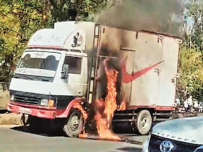 DJ's vehicle catches fire at traffic signal; Young man who started his business with a loan loses Rs 35 lakhs | सिग्नलवर डीजेचे वाहन पेटले; कर्ज काढून व्यवसाय सुरू केलेल्या तरुणाचे ३५ लाखांचे नुकसान DJ's vehicle catches fire at traffic signal; Young man who started his business with a loan loses Rs 35 lakhs | सिग्नलवर डीजेचे वाहन पेटले; कर्ज काढून व्यवसाय सुरू केलेल्या तरुणाचे ३५ लाखांचे नुकसान