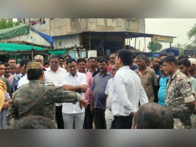 Protesters said, stop the transportation of minerals; Police pastor, get out of here! | आंदोलक म्हणाले, लोहखनिज वाहतूक बंद करा; पोलिसांचे पोस्टर, येथून निघून जा! Protesters said, stop the transportation of minerals; Police pastor, get out of here! | आंदोलक म्हणाले, लोहखनिज वाहतूक बंद करा; पोलिसांचे पोस्टर, येथून निघून जा!