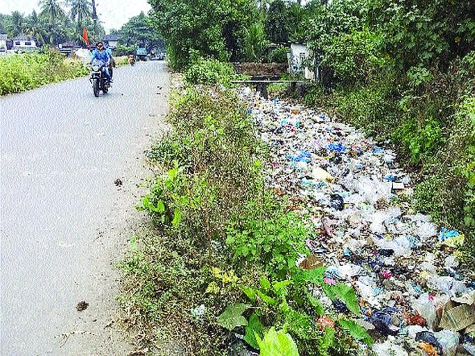 Plastic mines in Shigre village | शिघ्रे गावात प्लास्टिकचा खच Plastic mines in Shigre village | शिघ्रे गावात प्लास्टिकचा खच