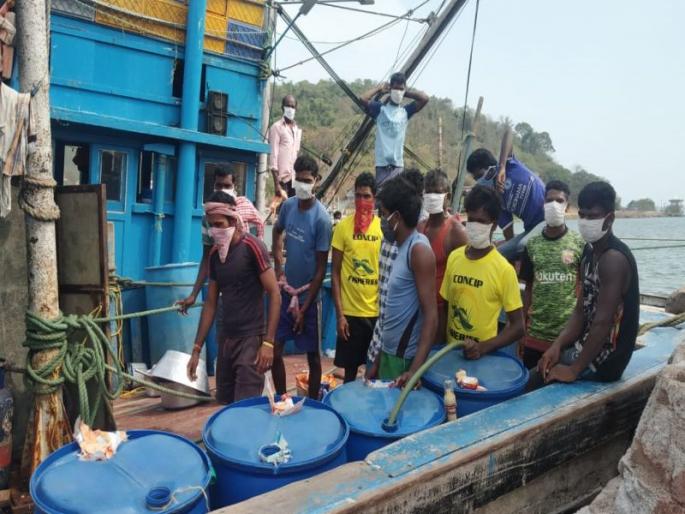 Two more illegal fishing trawlers seized in Goa | बेकायदेशीर मासेमारी करणारे गोव्यातील आणखी दोन ट्रॉलर कारवारात जप्त Two more illegal fishing trawlers seized in Goa | बेकायदेशीर मासेमारी करणारे गोव्यातील आणखी दोन ट्रॉलर कारवारात जप्त
