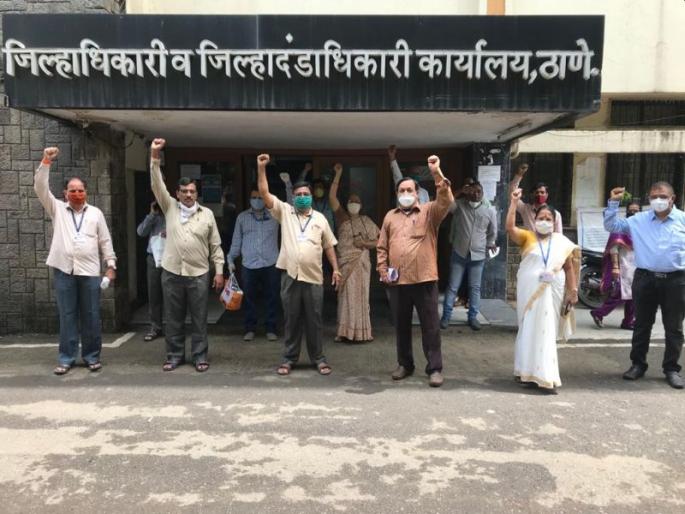 An agitation to draw the attention of the employees to protest against the freezing of financial benefits | आर्थिक लाभ गोठावल्याच्या निषेधार्थ कर्मचाऱ्यांचे लक्षवेध धरणे आंदोलन An agitation to draw the attention of the employees to protest against the freezing of financial benefits | आर्थिक लाभ गोठावल्याच्या निषेधार्थ कर्मचाऱ्यांचे लक्षवेध धरणे आंदोलन