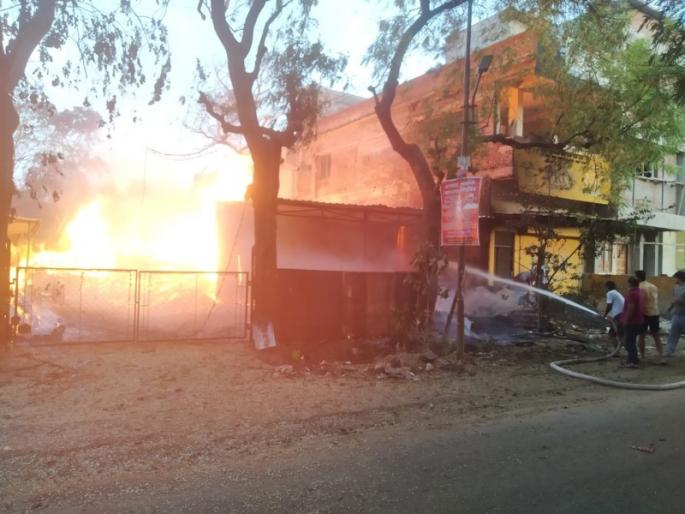 Aramashin fire at Dantoli; Burn wood with saagavan | धंतोली येथील आरामशीनला आग; सागवानासह लाकूड जळून खाक Aramashin fire at Dantoli; Burn wood with saagavan | धंतोली येथील आरामशीनला आग; सागवानासह लाकूड जळून खाक