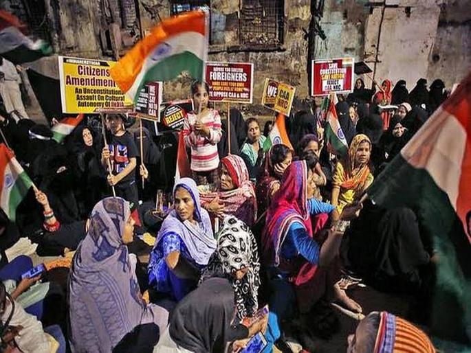 Two groups of agitators fell on the retreat of the agitation in Nagpada | नागपाड्यातील आंदोलन मागे घेण्यावरून आंदोलकांत पडले दोन गट Two groups of agitators fell on the retreat of the agitation in Nagpada | नागपाड्यातील आंदोलन मागे घेण्यावरून आंदोलकांत पडले दोन गट