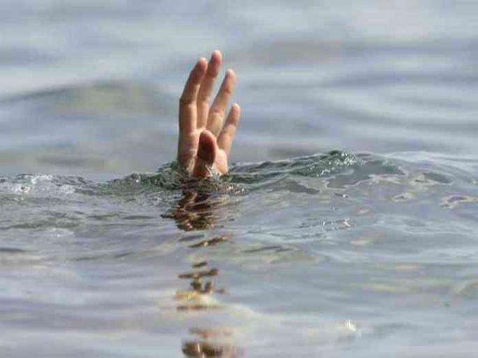 Three friends who went for a swim drowned | पोहण्यासाठी गेलेल्या तीन मित्रांचा बुडून मृत्यू Three friends who went for a swim drowned | पोहण्यासाठी गेलेल्या तीन मित्रांचा बुडून मृत्यू