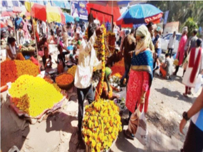 Increase in prices of Diwali items this year | यंदा दिवाळीच्या वस्तूंच्या दरात वाढ; बाजारपेठा सजल्या तरी ग्राहक नसल्याने शुकशुकाट Increase in prices of Diwali items this year | यंदा दिवाळीच्या वस्तूंच्या दरात वाढ; बाजारपेठा सजल्या तरी ग्राहक नसल्याने शुकशुकाट