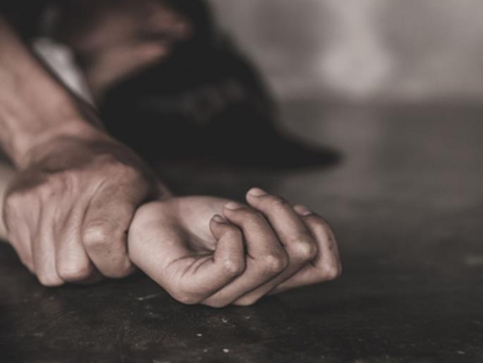 Shocking! Attempted rape of a female patient by compounder in Hospital | Crime news UP: धक्कादायक! महिला रुग्णावर मध्यरात्री कंपाऊंडरकडून बलात्काराचा प्रयत्न Shocking! Attempted rape of a female patient by compounder in Hospital | Crime news UP: धक्कादायक! महिला रुग्णावर मध्यरात्री कंपाऊंडरकडून बलात्काराचा प्रयत्न